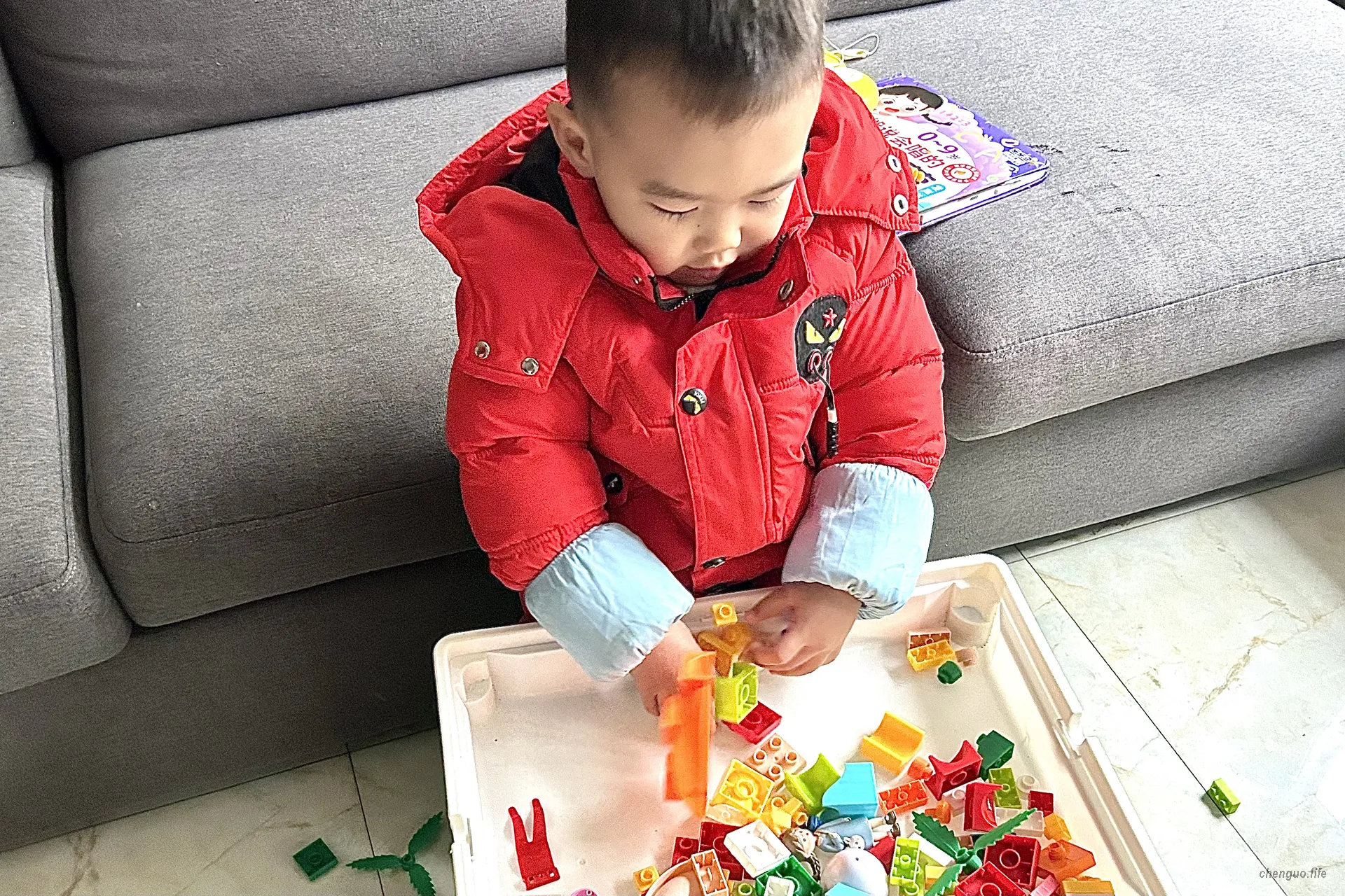 果果在划拉玩具
